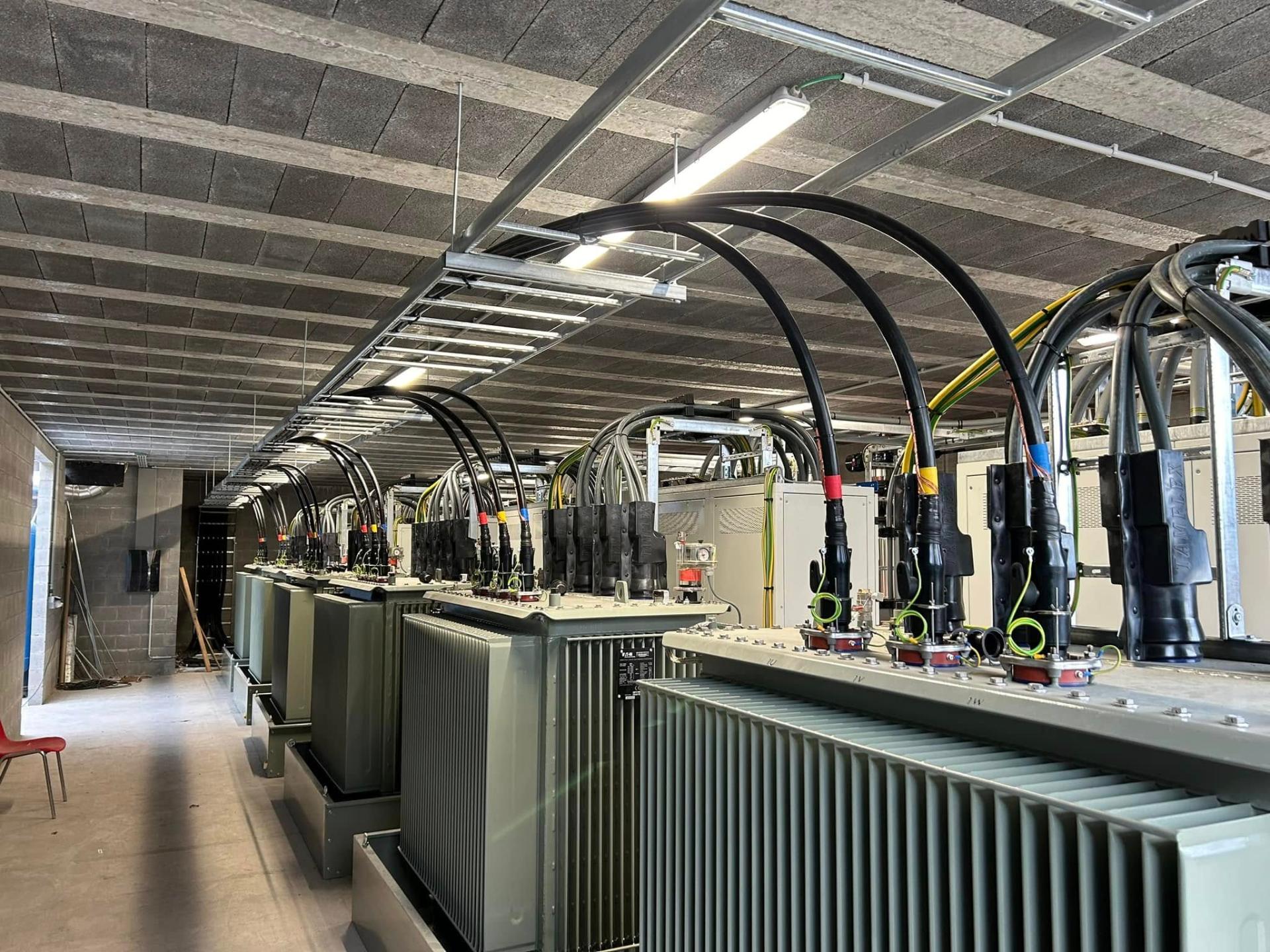 Bekabelen en aansluiten van 6 E-boilers op hoog- en laagspanning, goed voor 8 MW, voor een trouwe klant.