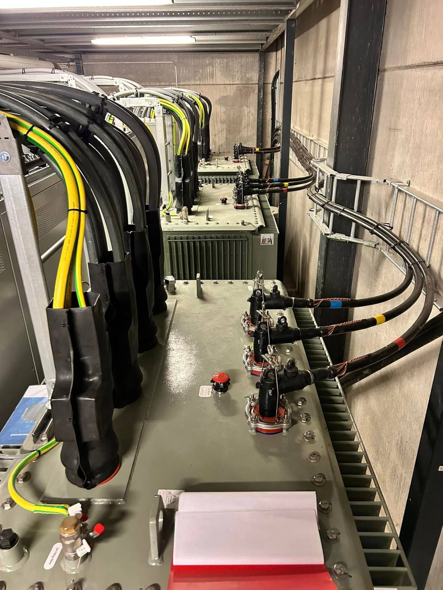 Koppeling van een nieuwe MS-cel ter uitbreiding van het middenspanningsnet. Plaatsen en aansluiten van een schakelcel voor 3 transformatoren van 1600 kVA, drie nieuwe laagspanningsborden en bijhorende E-boilers.